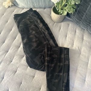 Danskin leggings in black camouflage